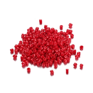 Nahaufnahme leuchtend roter 2mm Glasperlen für DIY-Schmuckherstellung und Design