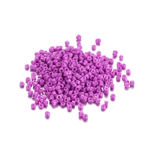 Makroaufnahme von 2mm lila Glasperlen für DIY-Schmuckherstellung und Quastenzubehör
