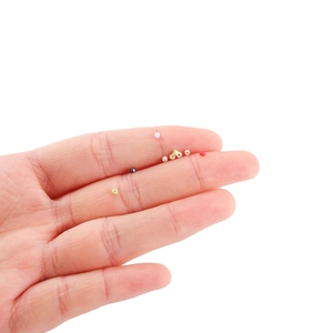 Bunte 2mm Glasperlen für DIY-Schmuckherstellung auf der Hand zur Größenmessung