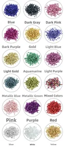 Vista macro di 18 colori di granuli di vetro decorativi per riempitivi in resina fai da te