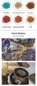 Dettaglio macro di frammenti di vetro colorato per artigianato in resina e decorazione