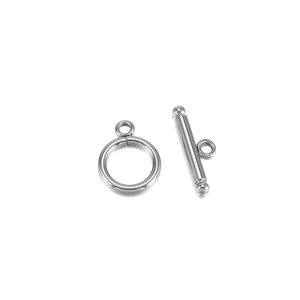 Nahaufnahme von poliertem Edelstahl OT-Verschluss für Armbänder und Halsketten