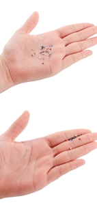 Vista macro di piccoli frammenti di vetro colorati per resina fai-da-te e micro paesaggi