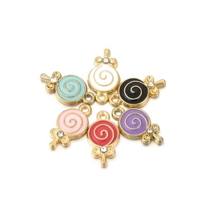 Détail de 6 breloques sucettes colorées avec strass pour la création de bijoux DIY