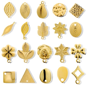 Vue détaillée de breloques en métal doré en forme de feuille et étoile pour bijoux DIY