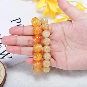 Primer plano de pulseras de cuentas de acrílico estilo ámbar para crear joyería DIY