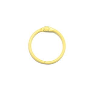 Détail de l'anneau de reliure jaune 30mm avec charnière pour les cahiers