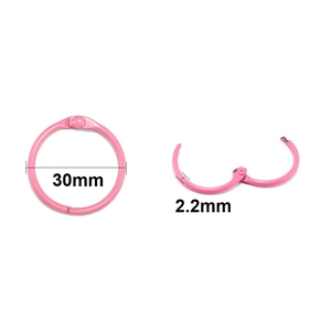 Anneaux de reliure en métal rose vif 30mm montrant l'état ouvert et fermé pour le papier