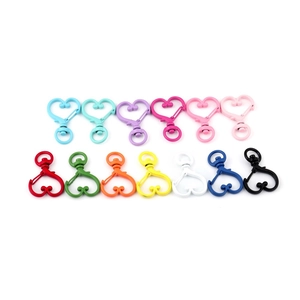 Chiusure a moschettone girevoli a forma di cuore in tredici colori metallici macaron