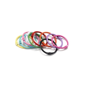 Gros plan de 10 anneaux de reliure en métal coloré avec mécanisme de boucle articulé