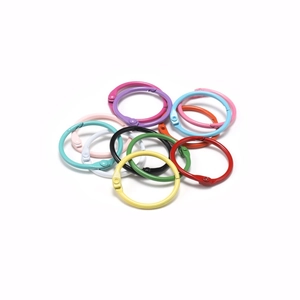 Gros plan d'anneaux de reliure en métal coloré 30mm pour carnets et organisation de cartes