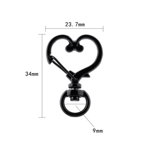 Dettaglio del moschettone a cuore in metallo nero con altezza 34mm e base rotante 360