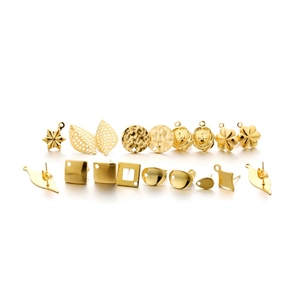 Collection détaillée de divers clous d'oreilles et breloques en acier plaqué or