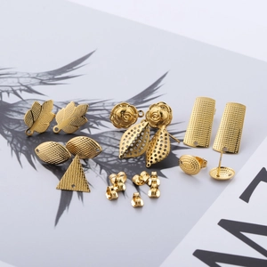 Vue détaillée des supports de boucles d'oreilles en acier doré et breloques pour bijoux