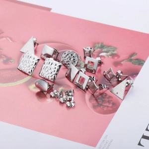 Vue détaillée de clous d'oreilles géométriques en acier 304 avec trous pour création de bijoux