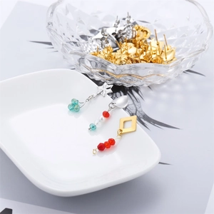 Kit DIY boucles d'oreilles avec crochets dorés et argentés, perles colorées et breloques acier