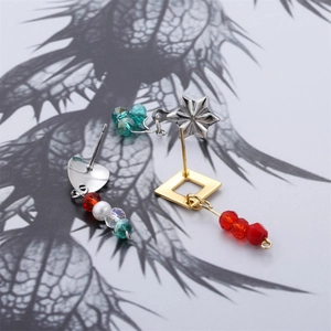 Détail de boucles d'oreilles en acier inoxydable 304 avec perles colorées sur motif floral