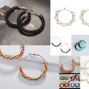 Boucles d'oreilles créoles DIY en perles de verre colorées avec fils dorés variés