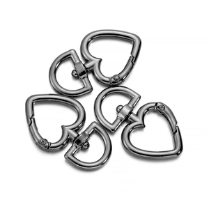 Nahaufnahme der herzförmigen Karabinerverschlüsse in Gunmetal mit D-Ring-Gelenk