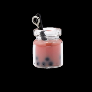 Dettaglio del ciondolo bubble tea alla fragola con perle nere e resina rosa trasparente