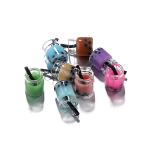 Dettaglio di mini ciondoli bubble tea in resina colorata con anelli in metallo argento