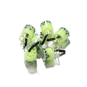 Dettaglio di ciondoli mini bubble tea verde chiaro con perle nere per gioielli fai-da-te
