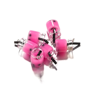 Dettaglio di mini bottiglie di tè al latte rosa con anello per creazione gioielli DIY
