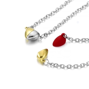 Detail van hartvormige magneethangers voor koppelkettingen in goud- zilver- en rood