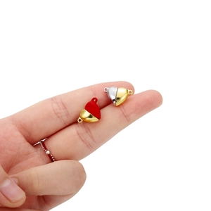Macro-opname van hartvormige magnetische sluitingen voor DIY-armbanden en sieraden