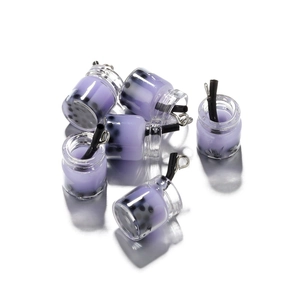 Dettaglio di mini portachiavi a forma di bubble tea viola taro con anelli d'argento