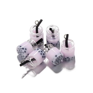 Set di sei ciondoli mini bubble tea con resina rosa, perle nere e anelli in argento