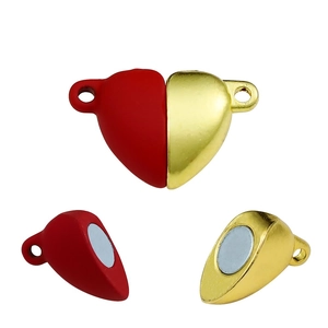 Macro detail van de rode en gouden hart magneetsluiting voor DIY sieraden armbanden