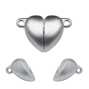 Macro-opname van matte zilveren hartvormige magnetische sluitingen voor DIY-sieraden
