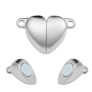 Detail van zilveren hartvormige magnetische sluitingen voor het maken van sieraden