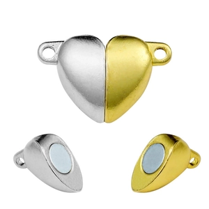 Detailopname van hartvormige magneetsluitingen in goud en zilver voor DIY-sieraden