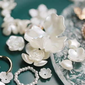 Assortimento di fiori in resina bianca e perle finte per gioielli fai-da-te e capelli