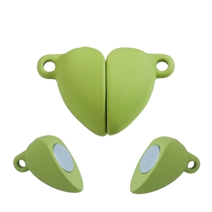Detailopname van groene hartvormige magneetsluiting met matte afwerking voor DIY-sieraden