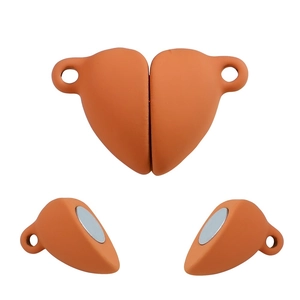 Detail van hartvormige magnetische sluitingen voor DIY koppelarmbanden en sieraden