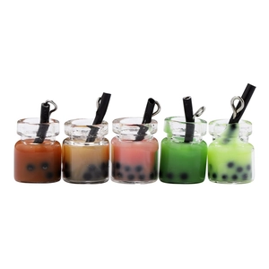 Portachiavi mini bottiglia di bubble tea in cinque colori su sfondo bianco puro