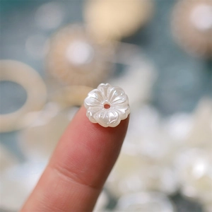 Mini perla a forma di fiore bianco perlato con foro centrale per gioielli fai da te