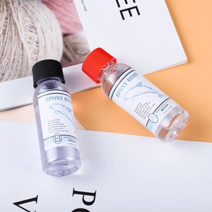 Macro-opname van hoogtransparante 1:1 epoxyhars in 50ml flessen met een dolfijnlogo