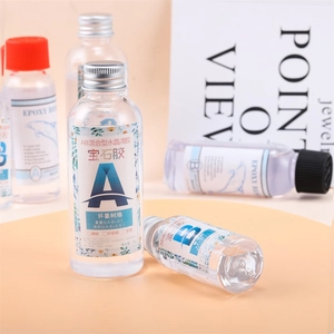 Detailopname van 75g epoxyhars AB-lijmset met 3:1 mengverhouding labels op een bureau