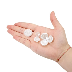 Perline a fiore perlescente bianco a forma di margherita e rosa per gioielli fai-da-te