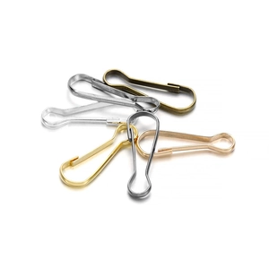 Gros plan d'épingles à nourrice en argent, or et bronze pour accessoires DIY