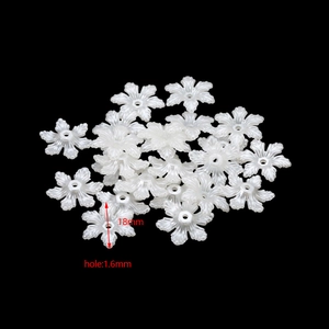 Vista dettagliata di perle a fiore in resina bianca da 18 mm con foro da 1,6 mm per il fai da te