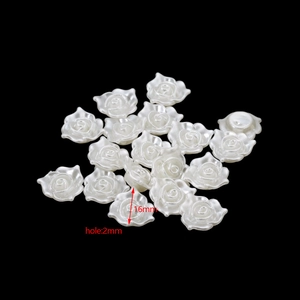 Dettaglio perline rosa in resina bianco perla 16mm con foro 2mm per gioielli fai da te