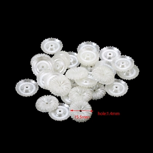 Dettaglio di perline a fiore in resina traslucida bianca da 15,5mm per gioielli fai da te