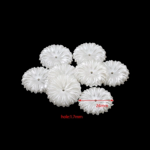 Dettaglio di perline a margherita bianco perlato 24mm per gioielli DIY con foro da 1,7mm