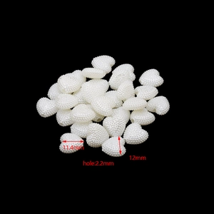 Dettaglio di perline a cuore in finta perla 11,4x12mm con superficie strutturata per gioielli