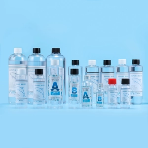 Matrixweergave van heldere 3:1 epoxyhars en verharder flessen in diverse maten